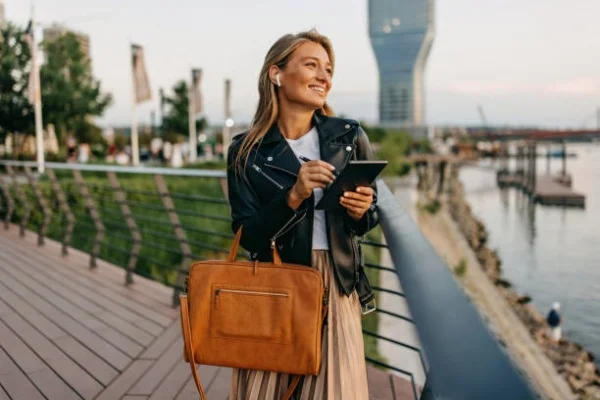 Tote Bags: Spacious Style for Every Day