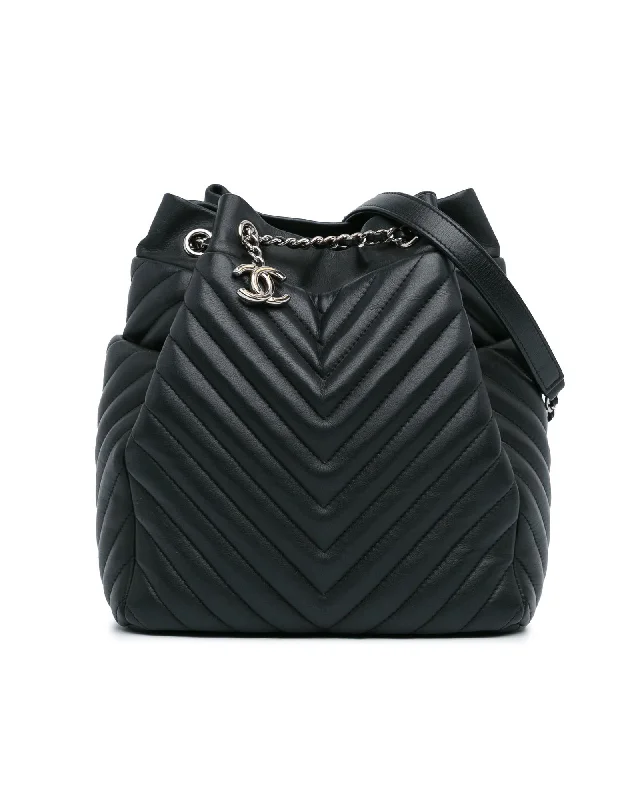 Convertible bucket bag that can be worn as a cross - body or shoulder bagChanel Gabrielle Hobo Bag in Black