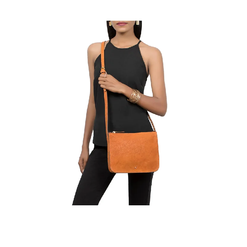 Patent leather clutch with a modern, minimalist designCARMEL 01 SLING BAG