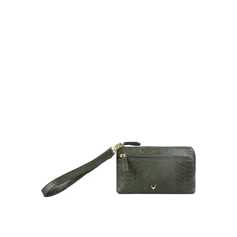 Leather evening bag with a gold - plated chain strap for a sophisticated lookEE PAOLA W1 RF CLUTCH