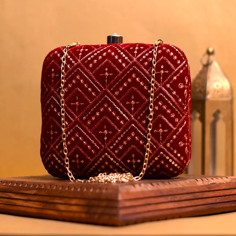 Lace - covered clutch for a romantic and feminine lookGolden Sequins Pattern Red Embroidery Clutch