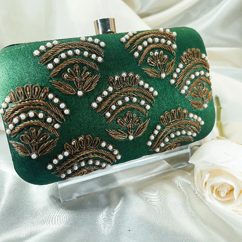 Metallic leather evening bag with a textured finishKIARA Clutch (Green)