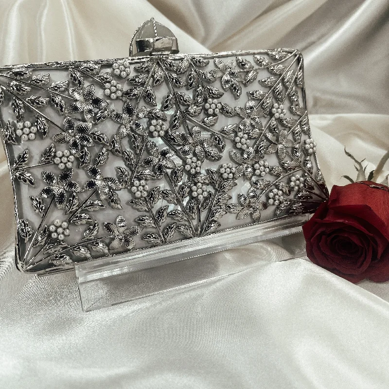 Lace - covered clutch for a romantic and feminine lookMAHARANI Clutch (Silver)